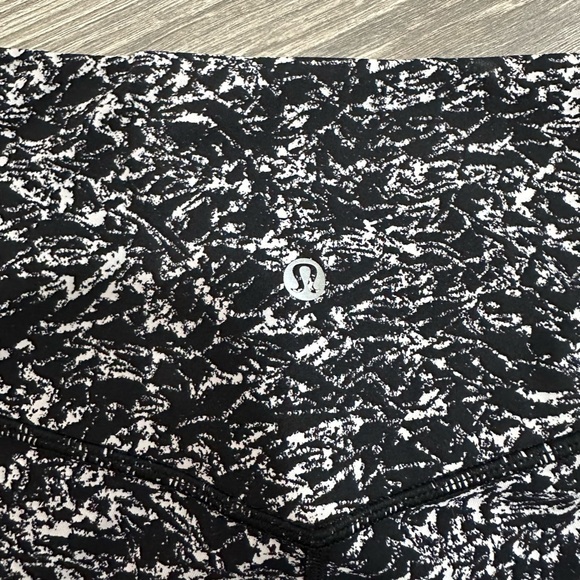 Lululemon Deep Breath Tight
Iced Wave White Black
Material: Full-On® Luon - Picture 8 of 9